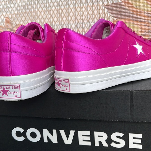 Converse WMNS 161197C
ONE STAR OX
HYPER MAGENTA/HYPER MAGENTA Sneakers - Picture 15 of 16